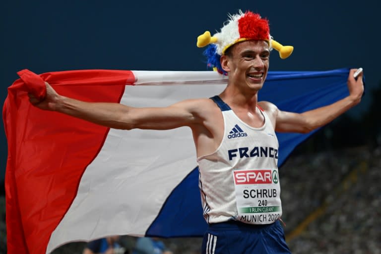 Yann Schrub célèbre sa médaille de bronze sur le 10.000 mètres aux Championnats d'Europe d'athlétisme à Munich, le 21 août 2022 (INA FASSBENDER)