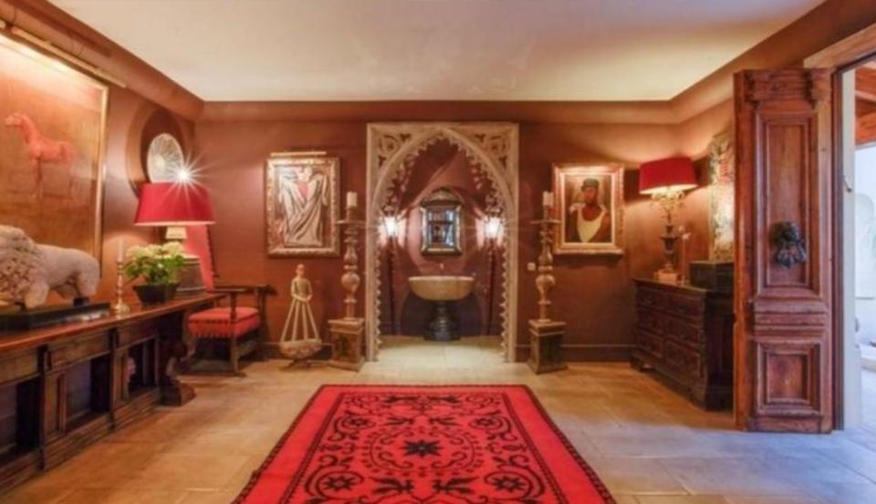 Su interior destaca por su decoración de estilo clásico con varias obras de arte, como cuadros y esculturas. También se aprecia la influencia árabe, como en este arco de piedra con ornamentos. (Foto: <a href="http://www.pisos.com/" rel="nofollow noopener" target="_blank" data-ylk="slk:pisos.com;elm:context_link;itc:0;sec:content-canvas" class="link ">pisos.com</a>).