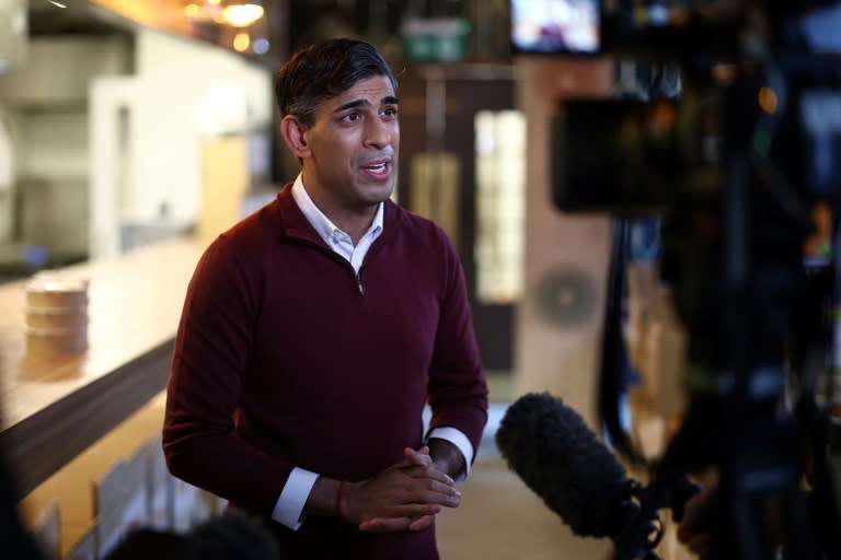 El primer ministro Rishi Sunak hace unas declaraciones a la prensa durante una visita a Omnom, el 6 de mayo de 2024 al norte de Londres (Henry Nicholls)