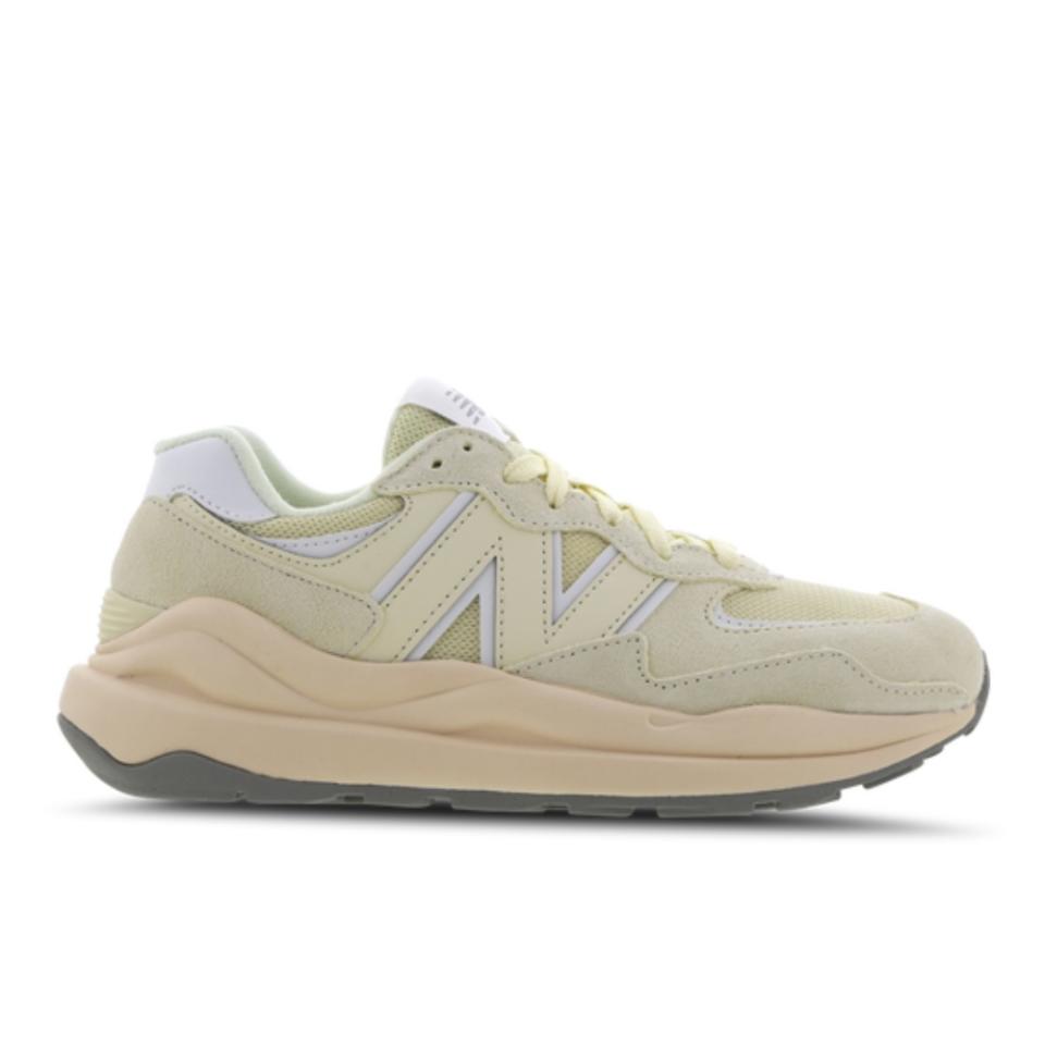 New Balance 57/40 奶茶色溫柔登場！327暫時讓位 IU帥氣演繹復刻橄欖綠拼色新系列