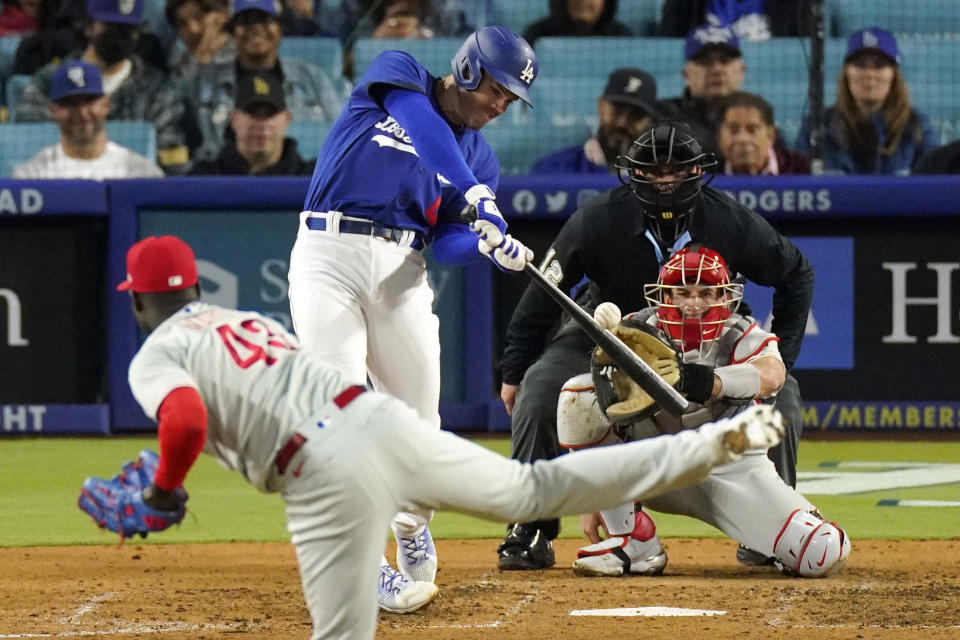 El jugador de béisbol de los Angeles Dodgers, Freddie Freeman, golpea la pelota con la que logró un 'home run' ante los Philadelphia Phillies. ¿Consecuencia del cambio climático o pericia humana? (AP Photo/Mark J. Terrill)