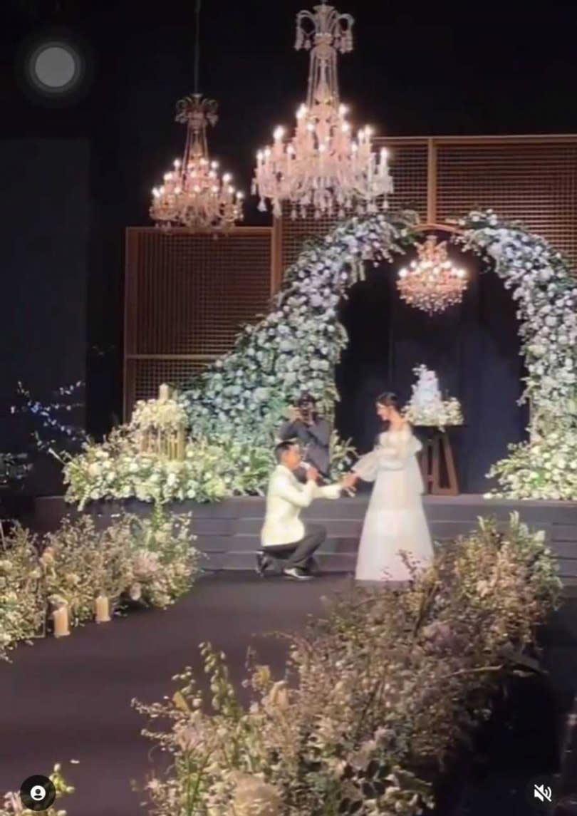 李昇基單膝下跪對李多寅演唱〈跟我結婚好嗎〉。（圖／翻攝自IG）