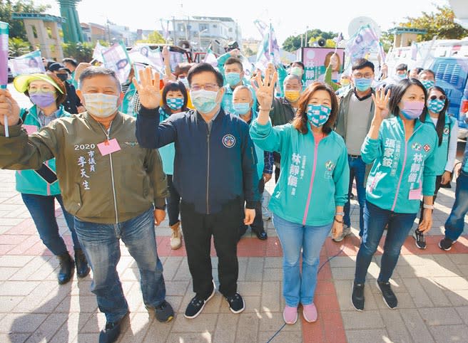 民進黨候選人林靜儀抽中4號，在競總主委林佳龍及同黨同志陪同下高喊凍蒜。（黃國峰攝）