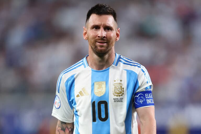 Lionel Messi aseguró que se encuentra bien de su dolencia en el tobillo y celebró con los hinchas la obtención de la Copa América
