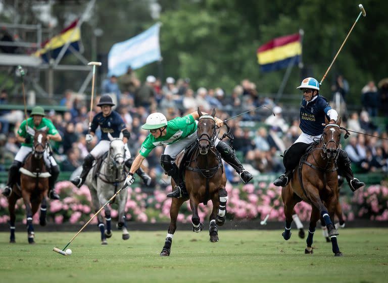 Barto Castagnola ataca a fondo contra su tío Adolfo Cambiaso, en la cancha 1 de Hurlingham; tradición, partidazo y un impacto en la temporada: La Natividad superó a La Dolfina y es finalista del segundo abierto de la Triple Corona.