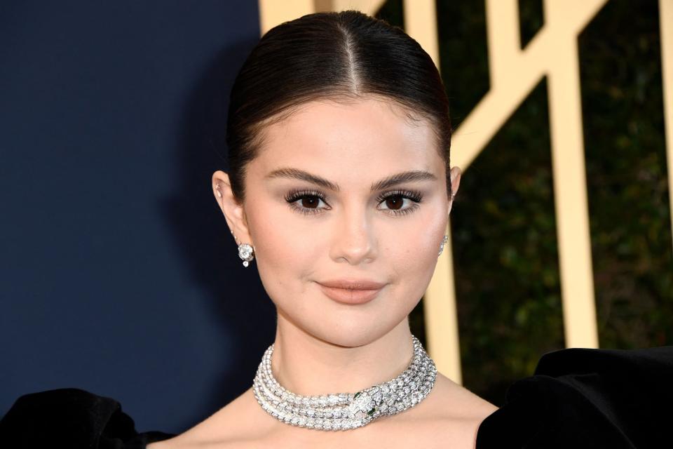 Pregnant Sex Selena Gomez - Selena Gomez Is the Latest to Try the '90s Pamela Anderson Updo