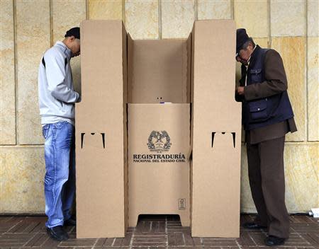 People vote during the presidential elections in Bogota May 25, 2014. REUTERS/Jose Miguel Gomez