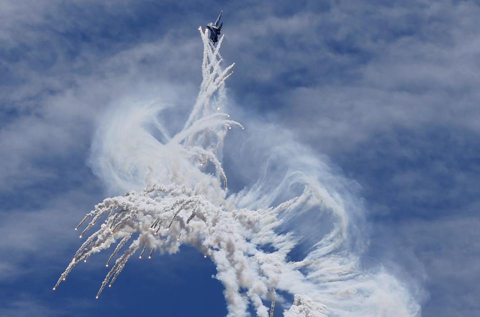 <p>Am 71. Jahrestag der indonesischen Luftwaffe bietet das Militär eine spektakuläre Flugshow. Hier zu sehen: Eine Suchoi Su-30 aus russischer Produktion. (Bild: Adi Weda/EPA) </p>