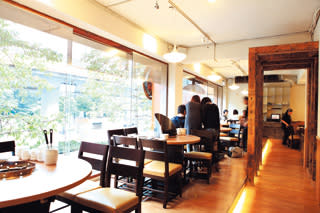  明亮雅致的空間，打破傳統沙茶火鍋店的陳舊印象。 