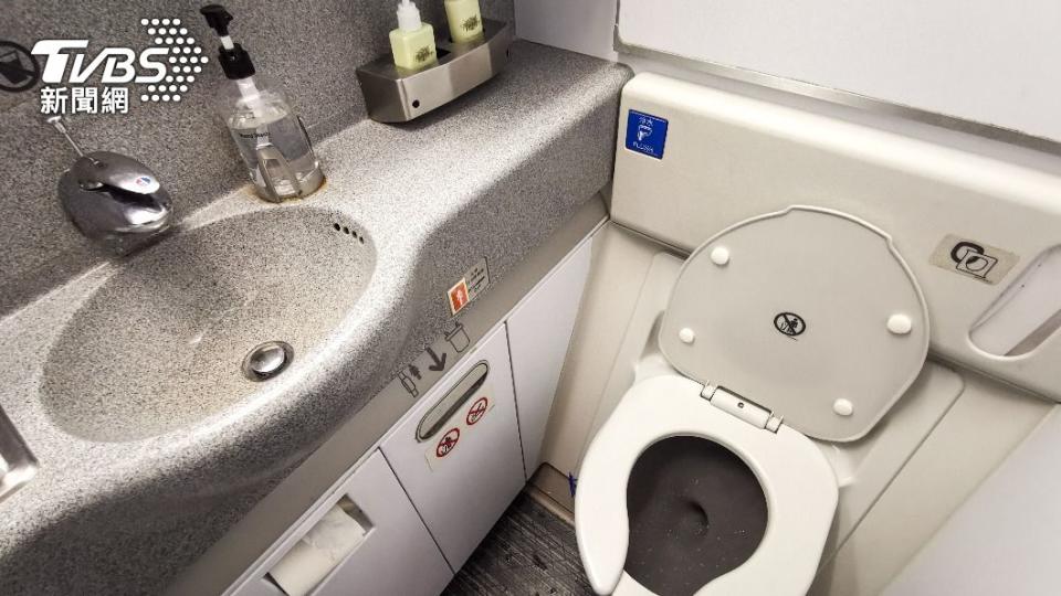 該班飛機約有300名乘客搭乘，本來有8間廁所，其中卻有5間都碰上馬桶堵塞的問題。（示意圖／shutterstock達志影像）