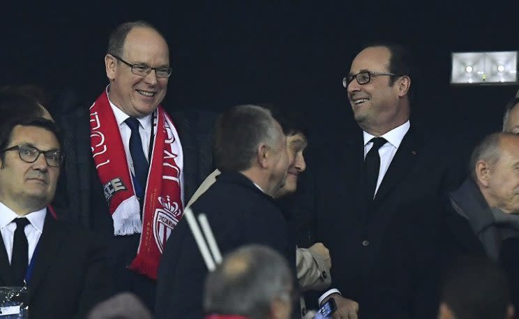 <p>Il y a du beau monde dans la tribune VIP. Et le prince Albert de Monaco et François Hollande ont l’air de bien profiter. (crédit AFP)</p>