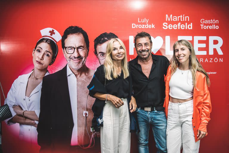 La familia Sarkany, un clásico en Punta del Este, posaron sonrientes junto al banner de la obra 