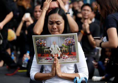 A woman cries as she offers condolences for Thailand's late King Bhumibol Adulyadej in front of the Grand Palace in Bangkok, Thailand October 15, 2016. REUTERS/Issei Kato