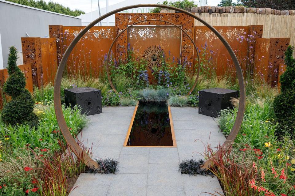 <p><strong>SHOW GARDEN | Awarded: Bronze</strong></p><p>Celebrating teamwork, individual skill and craftsmanship, this garden includes corten steel moongates drawing the eye through the centre, over the pool, and towards the decorative sunburst. Meanwhile, the decorative steel panels provide a backdrop to vibrant and colourful planting, from electric blues to fiery reds.<br></p>