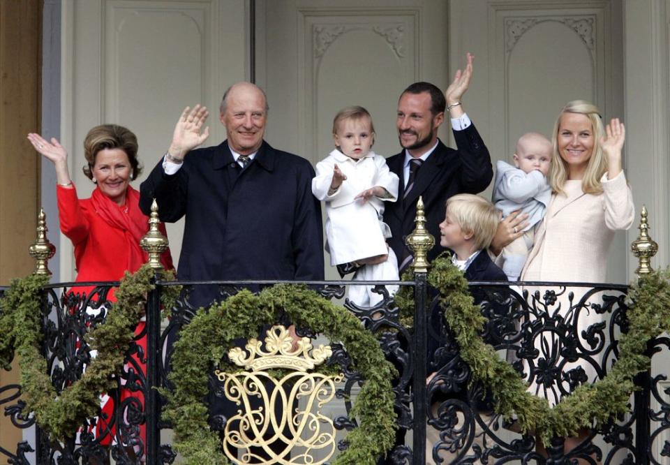 Marius Borg Hoiby con la familia real noruega