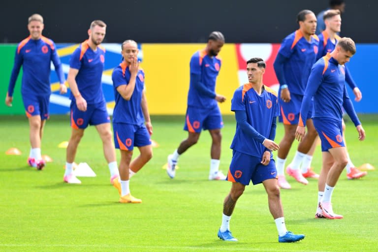 Jugadores de la selección neerlandesa durante un entrenamiento previo al enfrentamiento contra Francia de la Eurocopa de fútbol, en Wolfsburgo el 20 de junio de 2020 (Christophe SIMON)