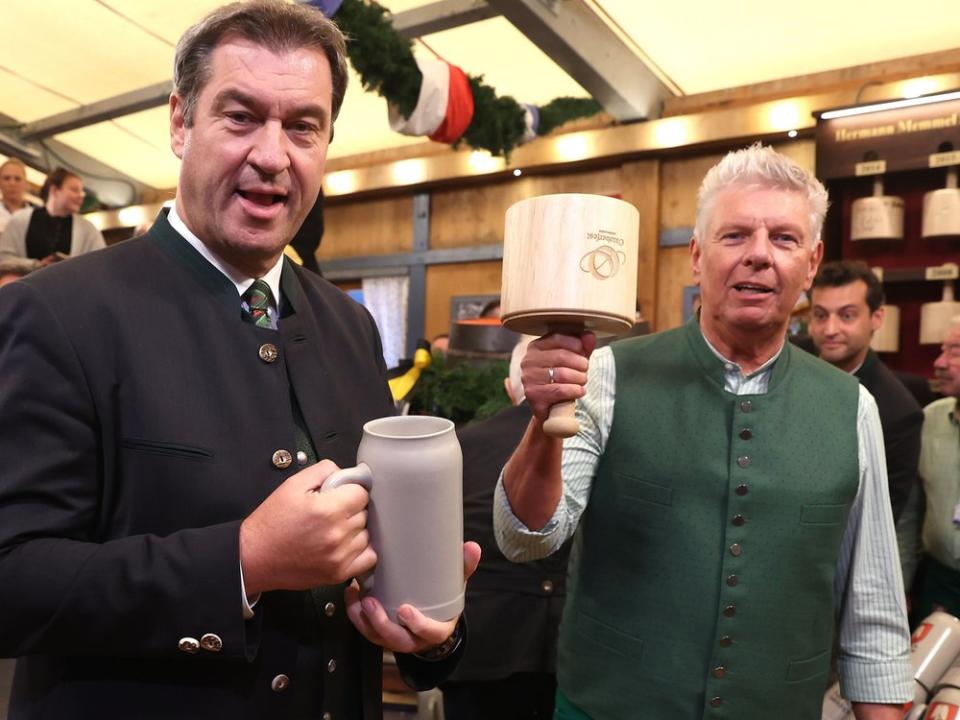 Münchens Oberbürgermeister Dieter Reiter und Bayerns Ministerpräsident Markus Söder mit der ersten Wiesn-Maß 2022. (Bild: Alexander Hassenstein/Getty Images)