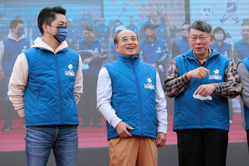 台北市長蔣萬安（左起）、前立法院長王金平、前台北市長柯文哲1日同台出席元旦健走活動。（黃世麒攝）
