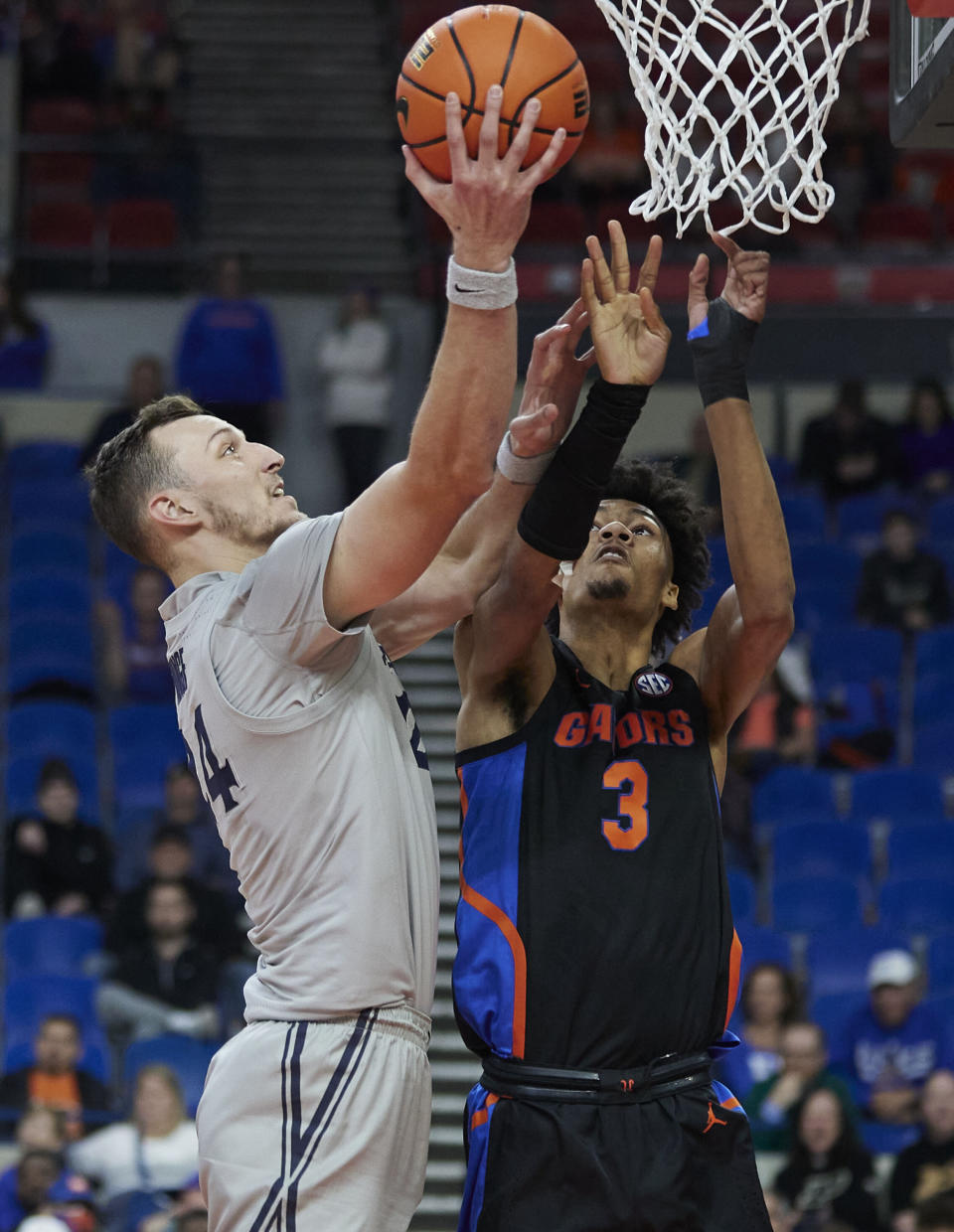 Xavier forward Jack Nunge, left, shoots against Florida forward Alex Fudge during the first half of an NCAA college basketball game in the Phil Knight Legacy tournament in Portland, Ore., Thursday, Nov. 24, 2022. (AP Photo/Craig Mitchelldyer)