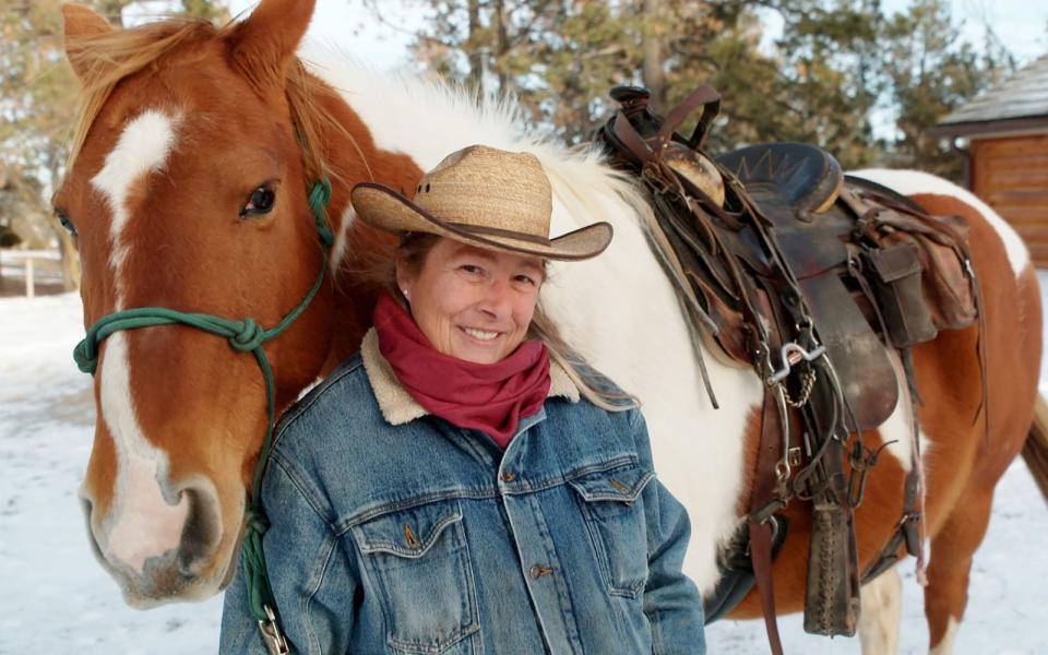 Nachdem Inka Bause bereits 14 Jahre einheimischen Landwirten zum Liebesglück verholfen hatte, zog die Moderatorin 2019 auch in die große, weite Welt hinaus. Aktuell läuft bei RTL die dritte Staffel von "Bauer sucht Frau International" - unter anderem mit Heike (Bild), die im US-amerikanischen Bundesstaat Wyoming eine Pferderanch betreibt. (Bild: TVNOW)