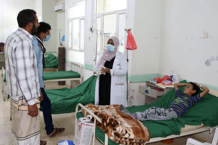 Nahla Arishi (2nd R), a pediatrician, talks to relatives of a boy infected with diphtheria at the al-Sadaqa teaching hospital in the southern port city of Aden, Yemen December 18, 2017. Picture taken December 18, 2017. REUTERS/Fawaz Salman