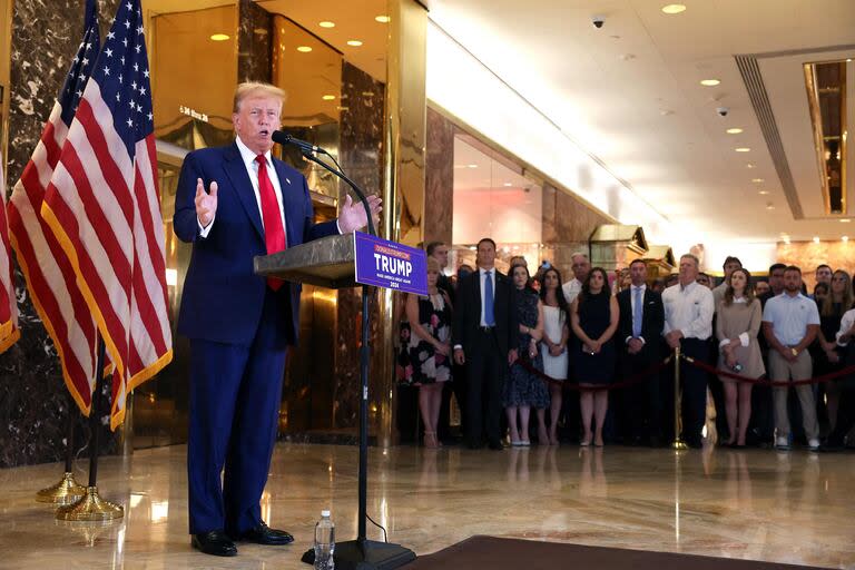 Donald Trump ofrece una rueda de prensa en la torre que lleva su nombre, al día siguiente del veredicto de la corte de Manhattan