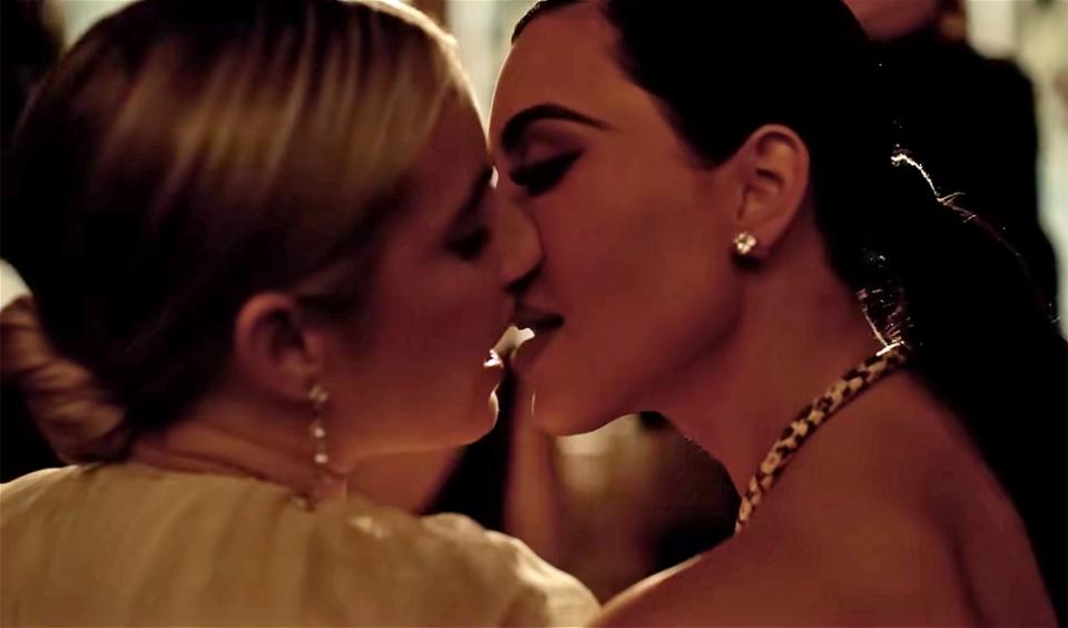 Kim Kardashian, Emma Roberts, American Horror Story: Delicate Part Two, kiss