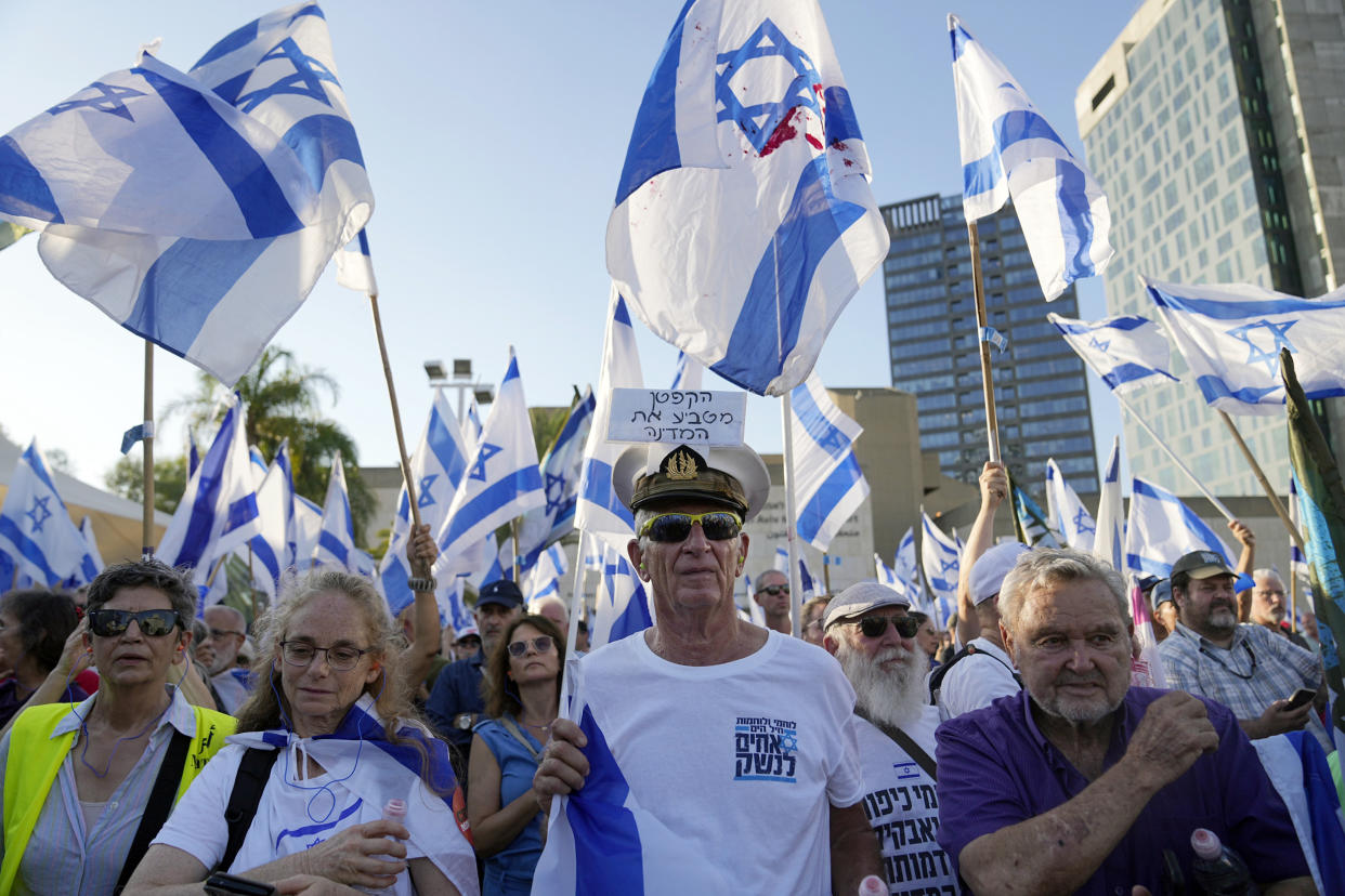 Israeli military reservists protest against plans by Prime Minister Benjamin Netanyahu's government to overhaul the judicial system, in Tel Aviv, Israel (Ohad Zwigenberg / AP)