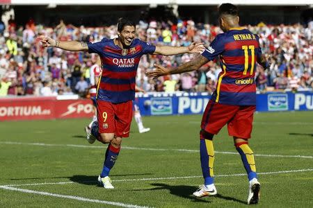 Football Soccer - Granada v Barcelona - Spanish Liga BBVA - Los Carmenes stadium, Granada, Spain - 14/05/16 Barcelona's Luis Suarez (L) celebrates his third goal with team mate Neymar. REUTERS/Marcelo Del Pozo