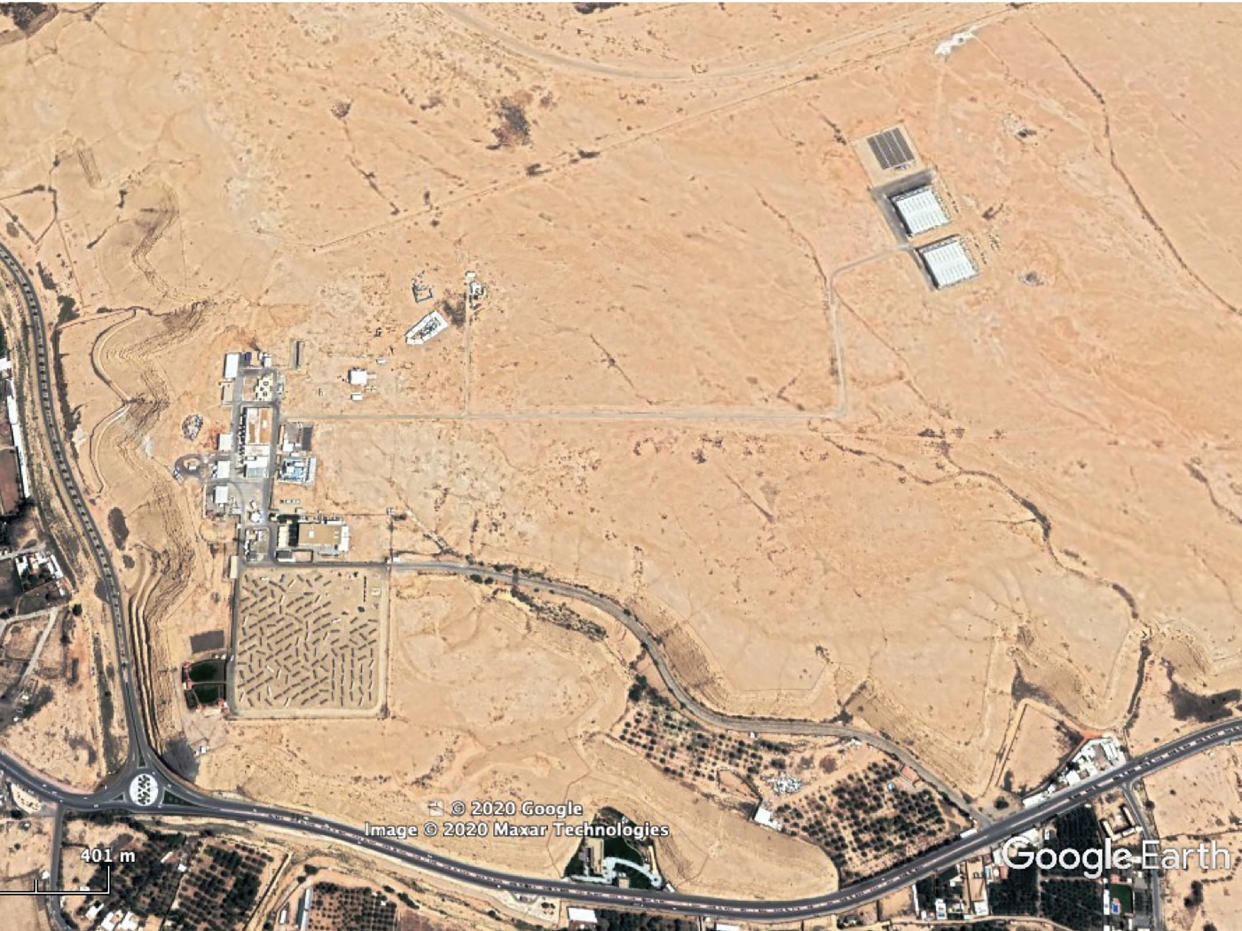 Una imagen tomada el 27 de mayo muestra, esquina superior derecha, dos edificios cuadrangulares que algunos analistas piensan que podría ser una central nuclear saudita, cerca de The Solar Village, esquina inferior izquierda. (Maxar Technologies/Google Earth vía The New York Times)