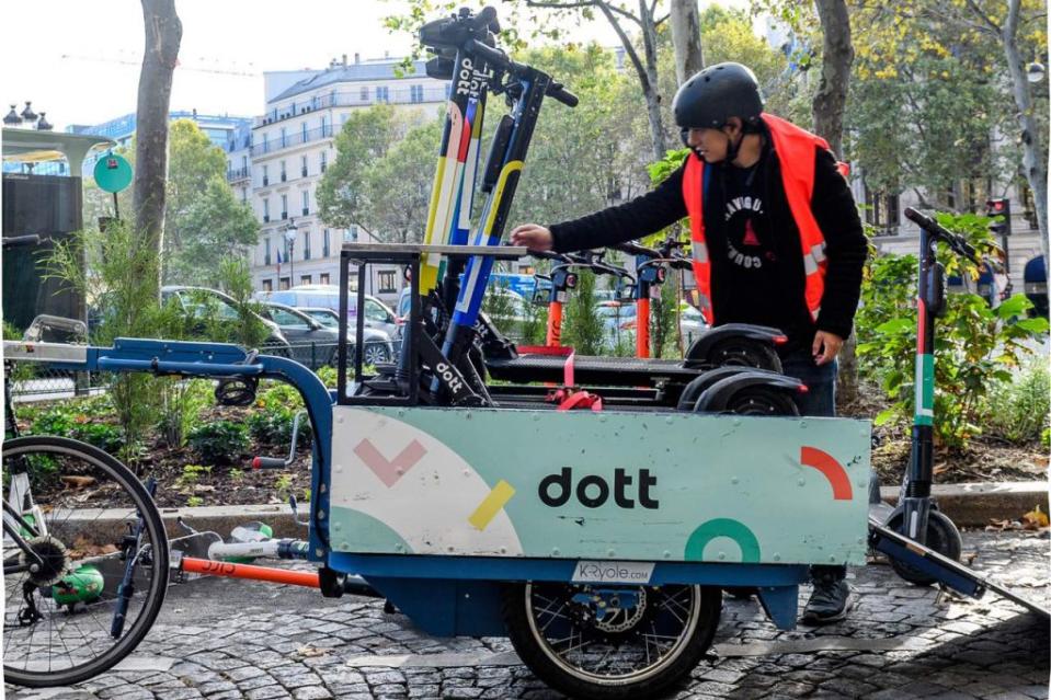 Dott 維修團隊回收損壞電動滑板車，準備重組再利用。圖片來源：Dott 官網