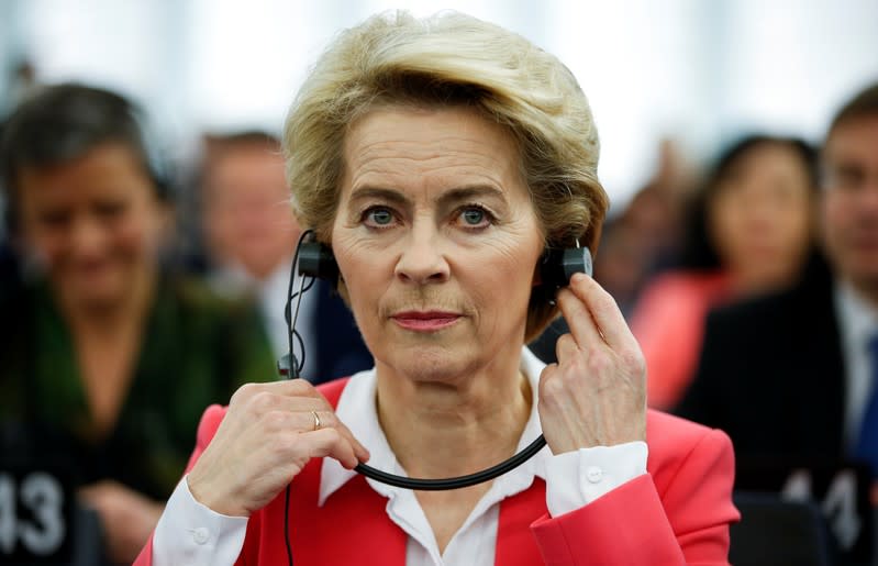 La presidenta electa de la Comisión Europea, Ursula von der Leyen, se dirige al Parlamento Europeo antes de la votación de los miembros del Parlamento Europeo sobre su consejo de comisarios, en Estrasburgo