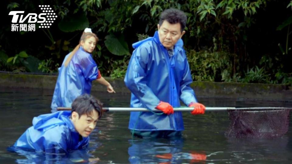 庹宗康（右）帶著顏佑庭與吳映潔尋找指定食材。（圖／TVBS）