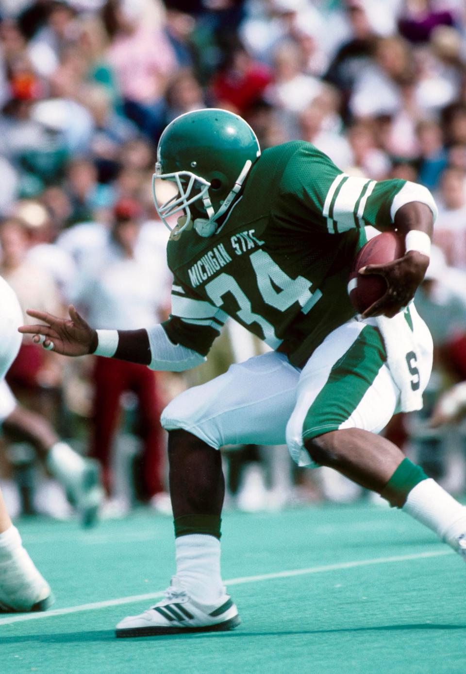 Michigan State Spartans running back Lorenzo White (34) carries the ball against the Southern California Trojans at Spartans Stadium.