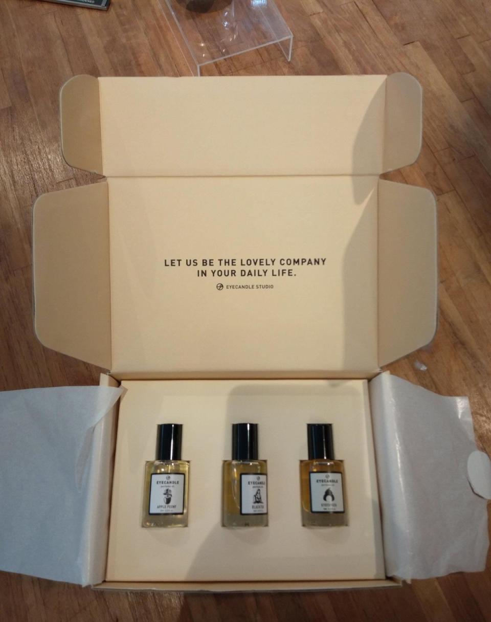 目逆設計有限公司「滾珠香氛油」禮盒包裝體積比值3.80，不符合法規標準1以下。（北市環保局提供）