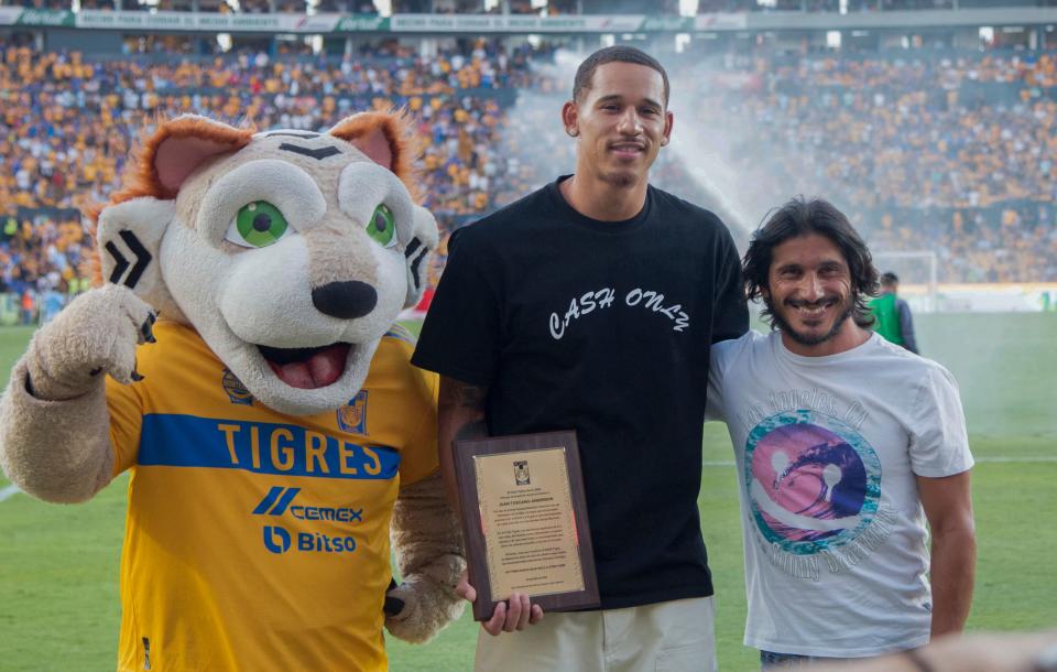 Tigres lo reconoció como un aficionado y hasta reconocimiento le dieron. (Foto: JULIO CESAR AGUILAR/AFP via Getty Images)