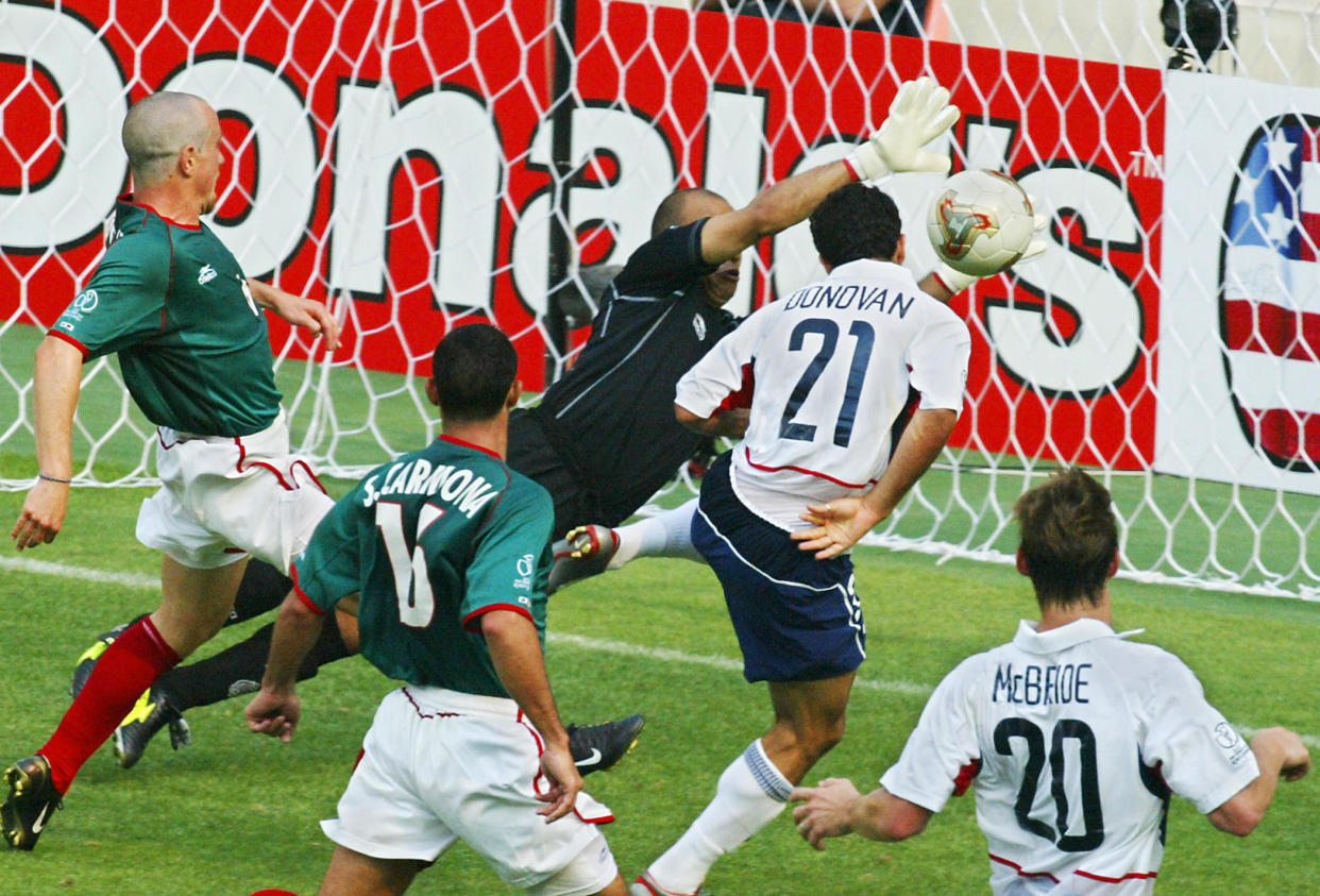 Estados Unidos venció a México en los octavos de final de la Copa del Mundo de Corea Japón en 2002 (Foto: GREG WOOD/AFP via Getty Images)