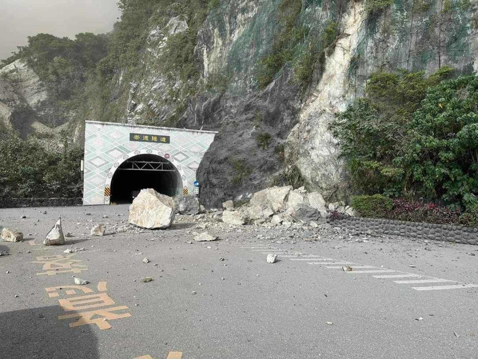 崇德隧道口有大石崩落。(圖／讀者提供)