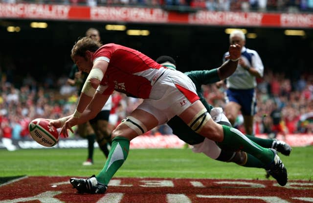 Alun Wyn Jones scores against South Africa in 2010