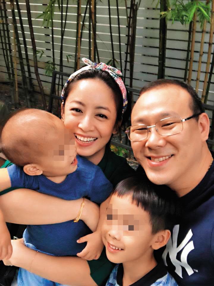 范筱梵（後左）與王伯森（後右）婚後育有2子，目前一家人定居泰國曼谷。（翻攝范筱梵臉書）