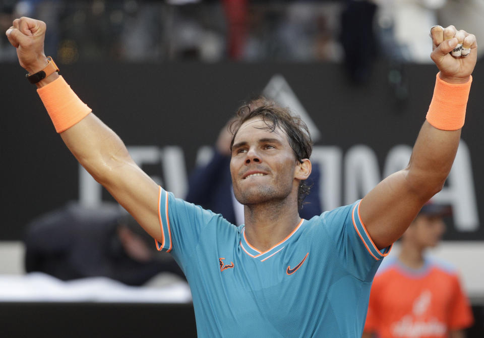 El español Rafael Nadal festeja su victoria sobre el serbio Novak Djokovic en la final del Abierto de Italia, en Roma, el domingo 19 de mayo de 2019. (AP Foto/Gregorio Borgia)