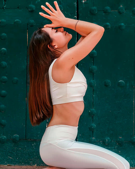 mujer haciendo yoga al aire libre