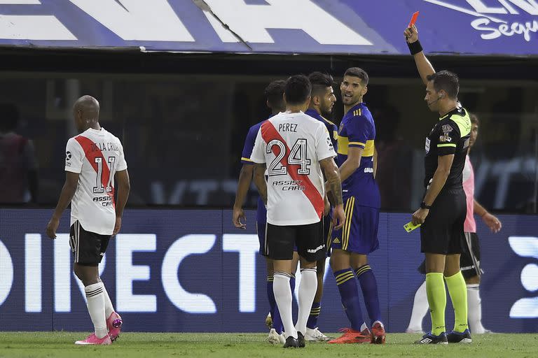 Facundo Tello le muestra la roja a Carlos Zambrano durante el superclásico entre Boca Juniors y River Plate.