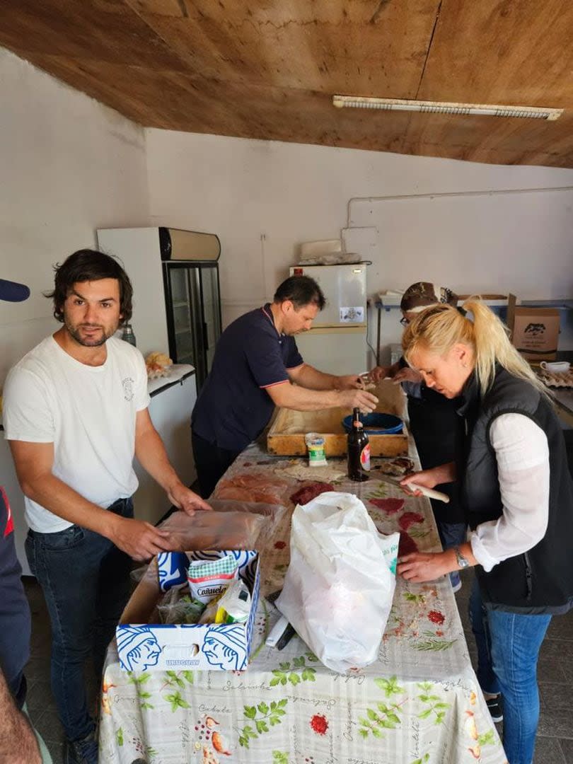 Mauricio Sánchez André, en la cocina de Dos Hermanas, en una capacitación con las hermanas Abreu para hacer las clásicas milanesas  antes del cambio de mando