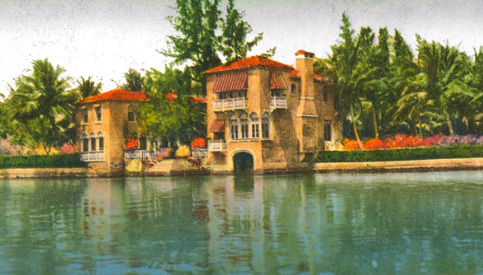 Overlooking the Everglades Club's lakefront Venetian Terrace, Mizner designed the 1921 Casa di Leoni as a Grand Canal-styled villa with steps leading into the water and a covered boat dock. The house still stands today.