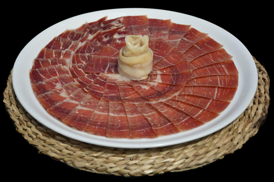 <p>El 9 por ciento de los españoles vuela con jamón serrano para consumo propio y/o para regalar a las personas que visitará durante sus vacaciones. (Foto: Pixabay / <a rel="nofollow noopener" href="https://pixabay.com/es/jam%C3%B3n-serrano-comida-tapas-2252228/" target="_blank" data-ylk="slk:Conquero;elm:context_link;itc:0;sec:content-canvas" class="link ">Conquero</a>). </p>