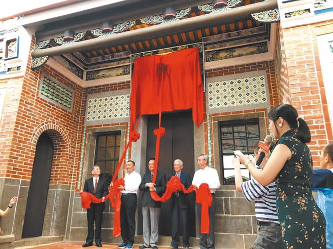 新北市首座異地重組的歷史建築五股守讓堂7日開幕，由新北市長侯友宜與吳家後代子孫吳沃澤及當地民代進行揭牌儀式，守護堂轉變成為市民生活與學習的公共空間，有多功能教室、閱讀室、展覽室、還有體驗工坊。（李俊淇攝）