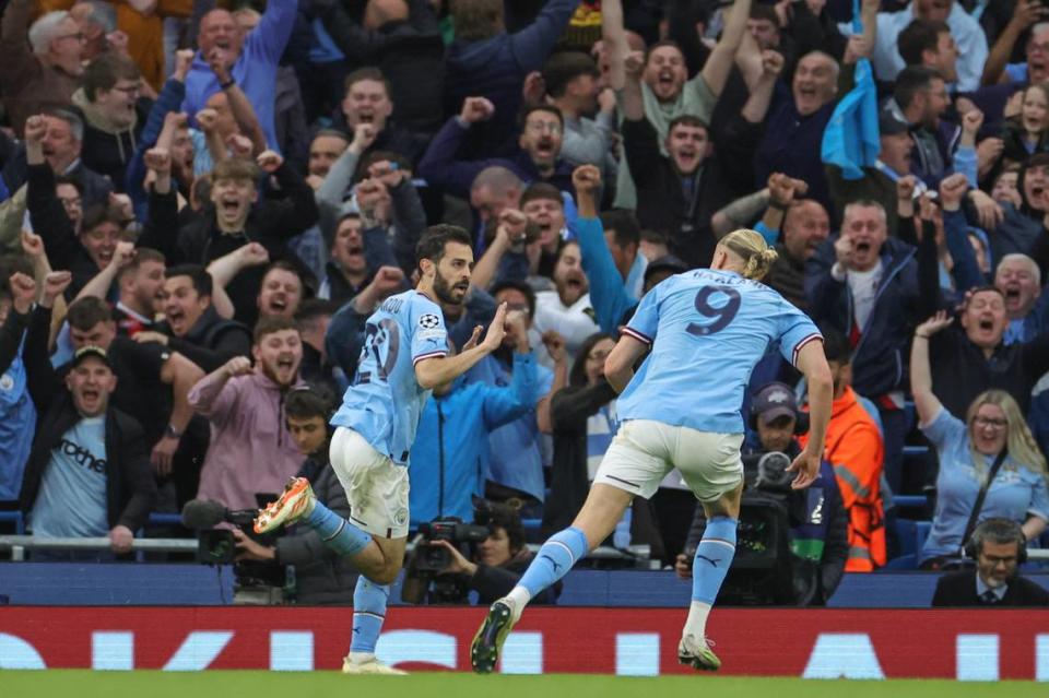 El jugador del Manchester City Bernardo Silva (izq.) celebra un gol contra el Real Madrid en el partido de vuelta de la semifinal de la Liga de Campeones celebrado el 17 de mayo de 2023 en Manchester, Inglaterra.