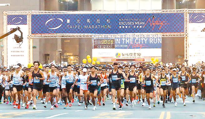 周末氣溫驟降，「2023台北馬拉松」17日清晨在台北市政府前廣場登場，今年賽事匯集國內外2.8萬名跑者參賽，選手們在鳴槍後頂著約攝氏11度的低溫開跑。（趙雙傑攝）