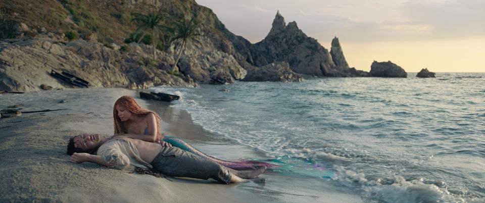 (Zleva doprava): Jonah Hauer-King jako princ Eric a Halle Bailey jako Ariel v Malé mořské víle.  (Disney)